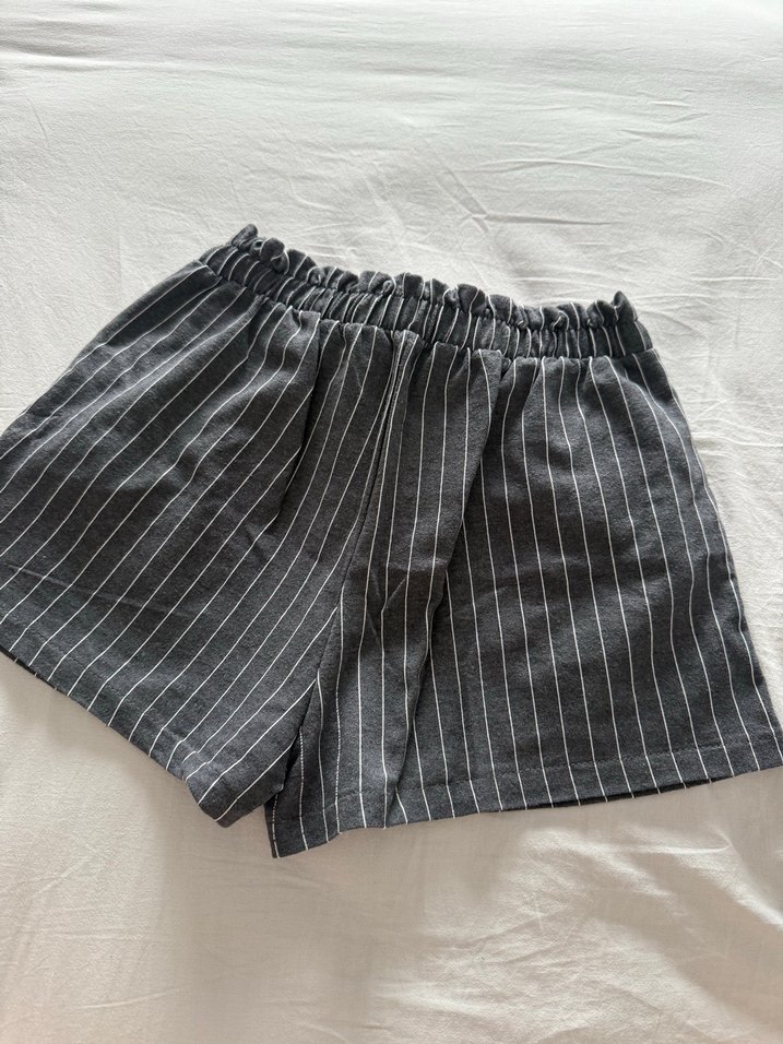 Çizgili Gri Keten Kemerli Mini Şort - Görsel 2