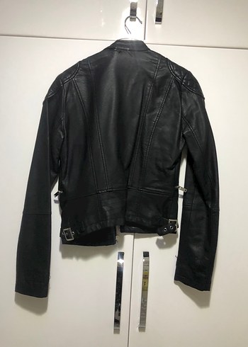 Koton Kadın Siyah Deri Biker Ceket. Arka kisminda deforme mevcut