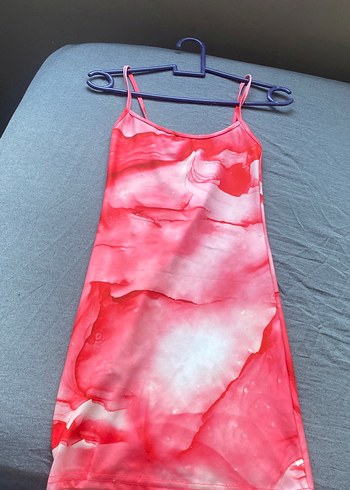 Pembe Batik Desenli Midi Askılı Elbise