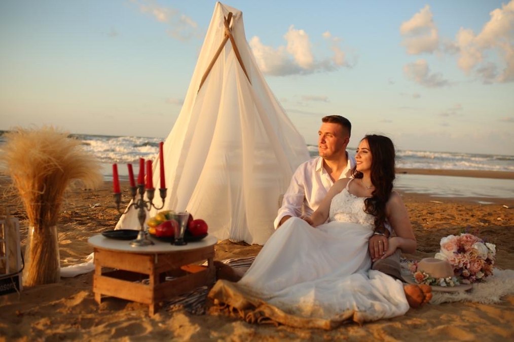 Bohem Tarzı Uzun Beyaz Askılı Gelinlik - Görsel 2