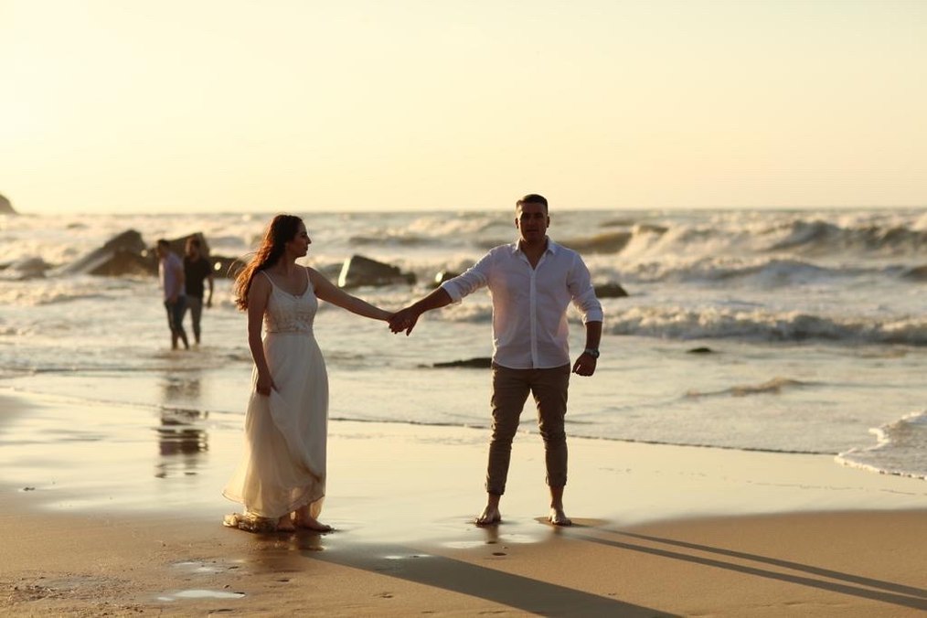 Bohem Tarzı Uzun Beyaz Askılı Gelinlik - Görsel 4