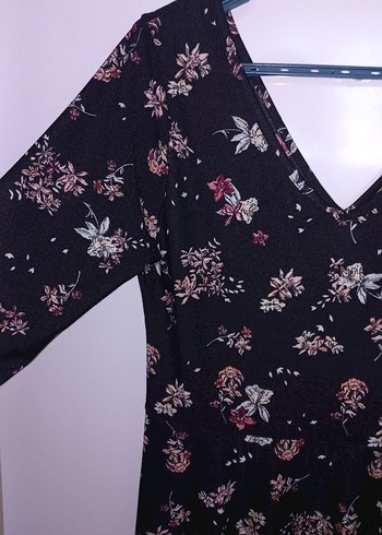 V Yaka Siyah Çiçekli Mini Elbise - Görsel 4