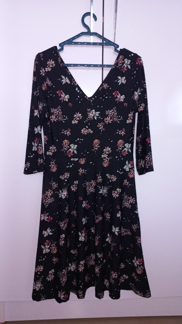 V Yaka Siyah Çiçekli Mini Elbise - Görsel 3