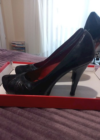 Kemer Detaylı Siyah Topuklu Ayakkabı - Görsel 3