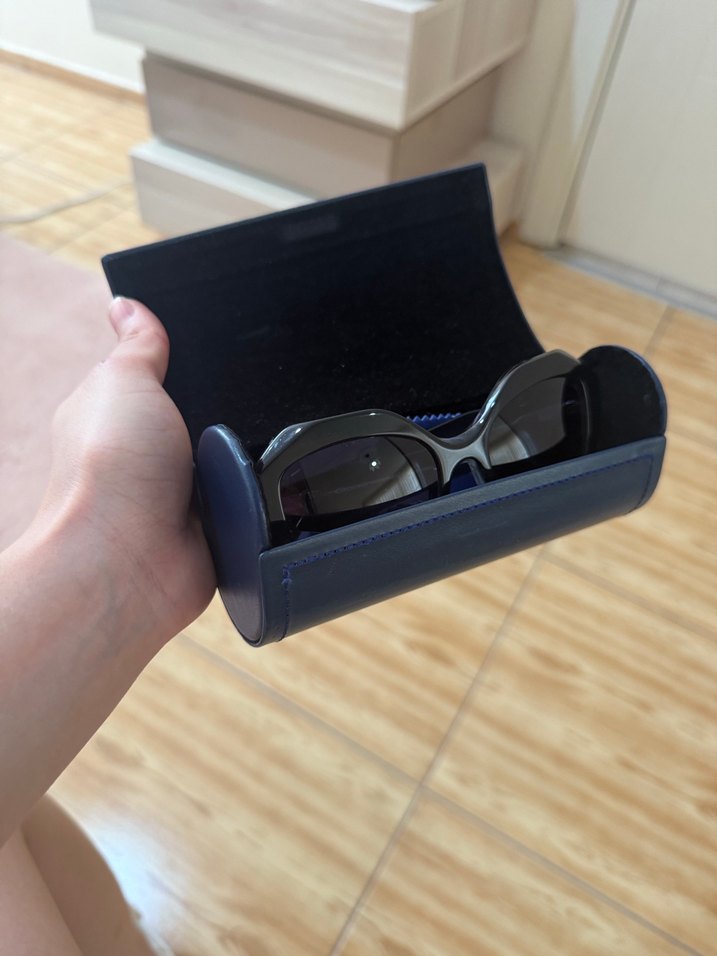 Parlak Siyah Minimalist Kadın Güneş Gözlüğü - Görsel 3