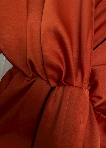 Kemerli Kırmızı Parlak Uzun Kadın Elbise - Görsel 4