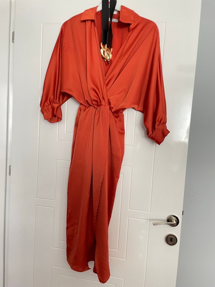 Kemerli Kırmızı Parlak Uzun Kadın Elbise - Görsel 2