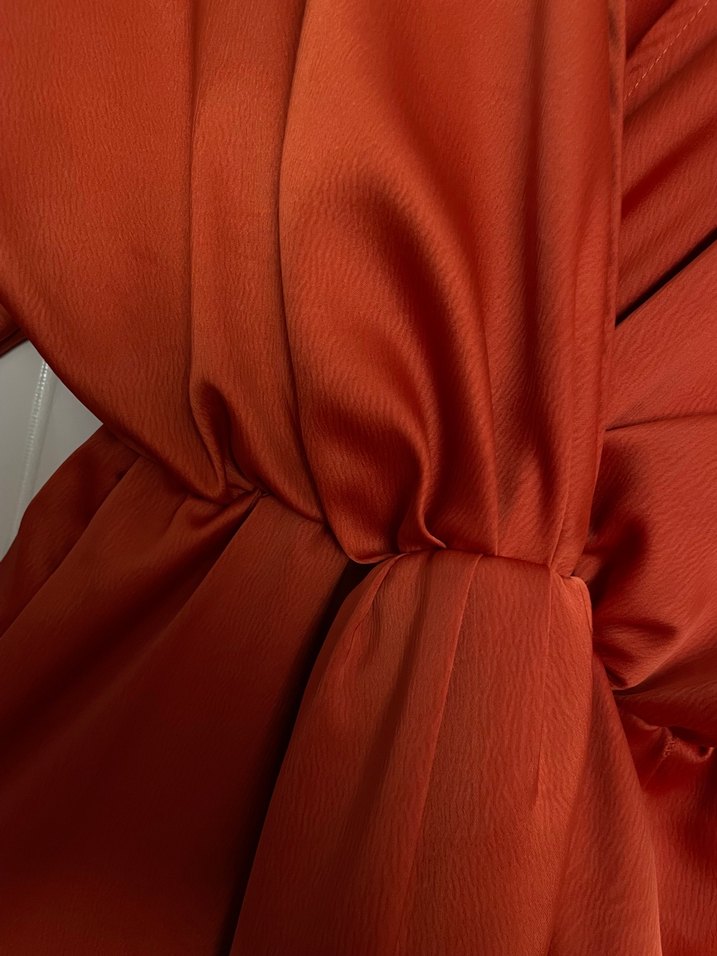 Kemerli Kırmızı Parlak Uzun Kadın Elbise - Görsel 4