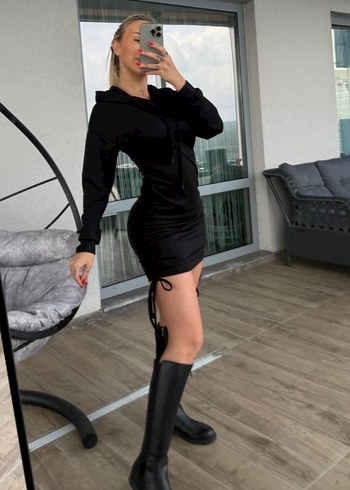 Siyah Kapüşonlu Yanları İp Büzgülü Sportif Mini Elbise - Görsel 2