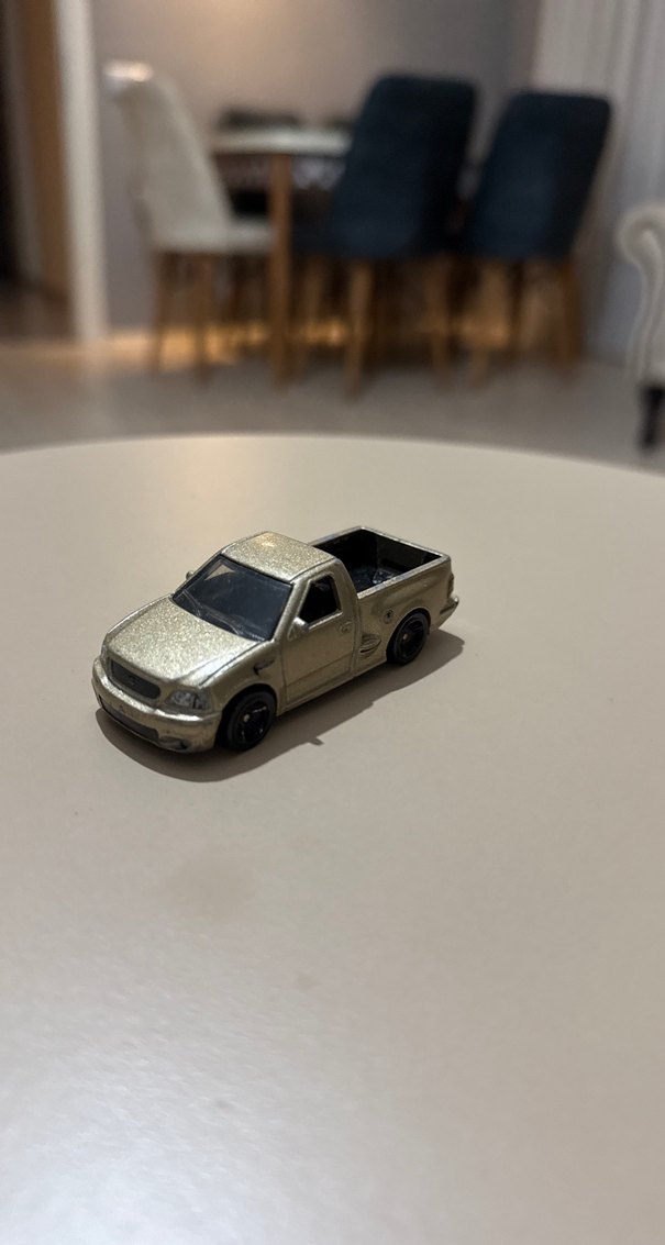 Parlak Altın Renkli Oyuncak Kamyonet - Görsel 2