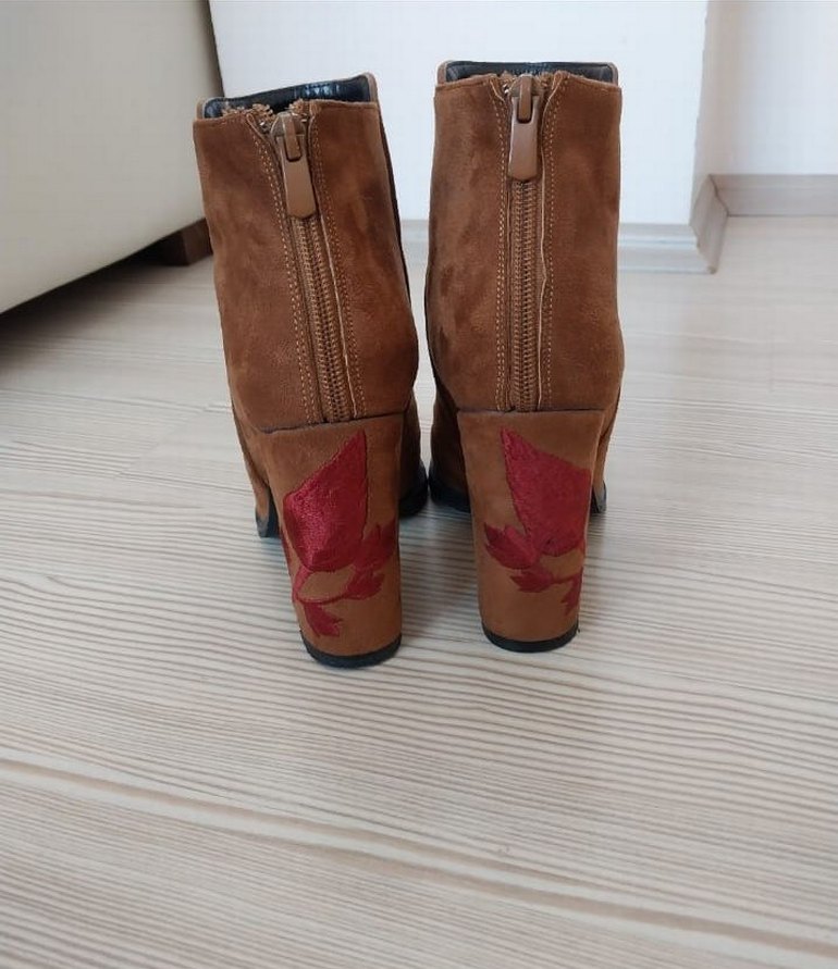 Kahverengi Süet Nakışlı Topuklu Bot - Görsel 4