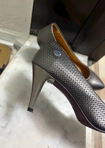 Gri Yılan Desenli Bağcıklı Stiletto - Görsel 3