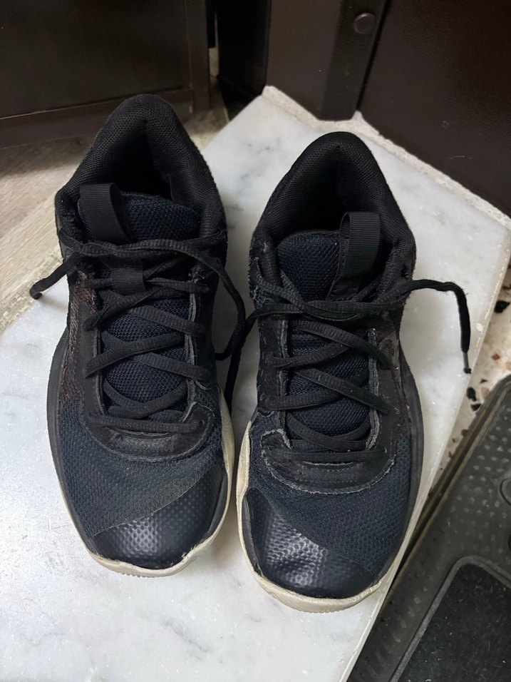 Under Armour 
Erkek Çocuk Siyah Bağcıklı Spor Ayakkabı - Görsel 3