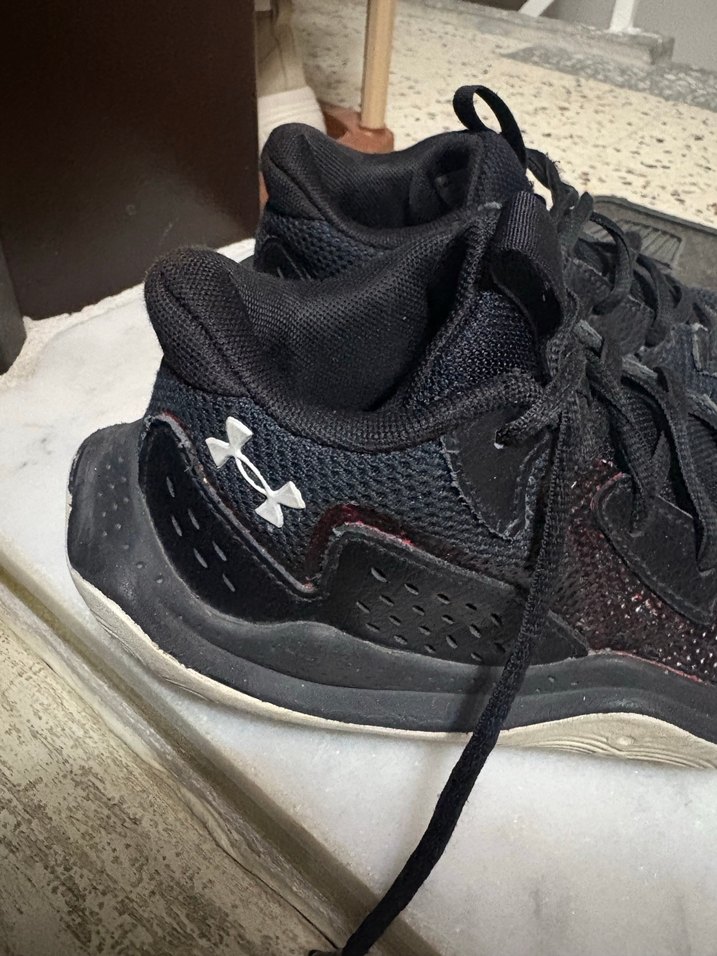 Under Armour 
Erkek Çocuk Siyah Bağcıklı Spor Ayakkabı - Görsel 2