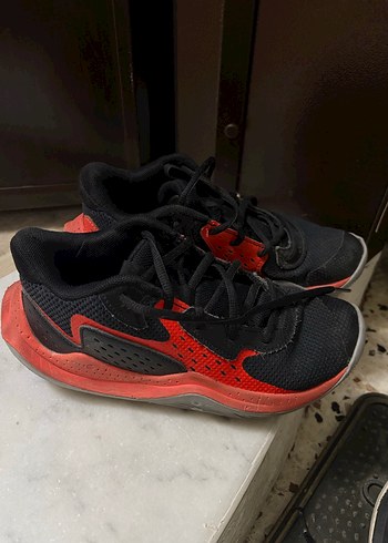 Under Armour 
Kırmızı Siyah Basketbol Ayakkabısı Velcro Detaylı - Görsel 2