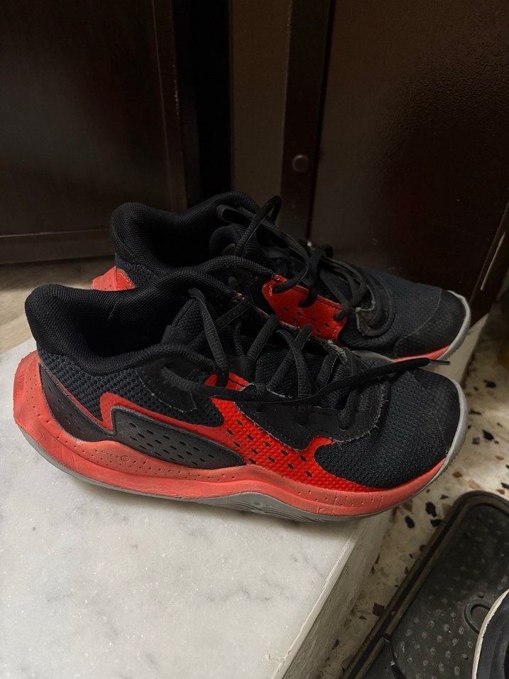 Under Armour 
Kırmızı Siyah Basketbol Ayakkabısı Velcro Detaylı - Görsel 2