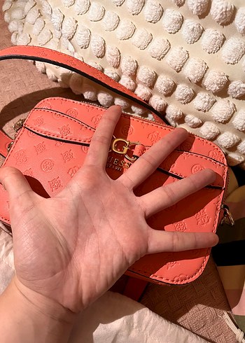 Guess Guess Nakışlı Pembe Deri Kadın Çapraz Çanta