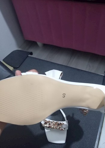 40 Beden Zincir Detaylı Beyaz Blok Topuklu Kadın Ayakkabı