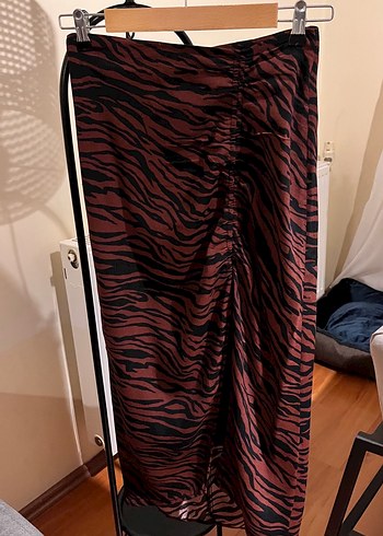 Bordo Zebra Desenli Uzun Drapeli Etek