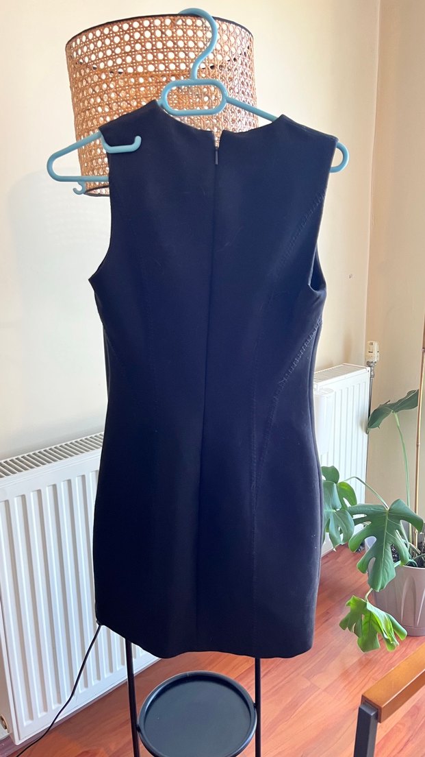 Kolsuz mini siyah elbise - Görsel 3