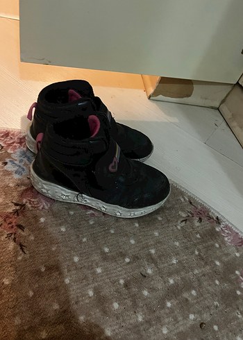 Kız çocuk 32 numara bot sağlam - Görsel 2