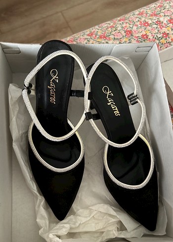 40 Beden beyaz Renk Klasik Elegan Siyah Beyaz Tokalı Stiletto