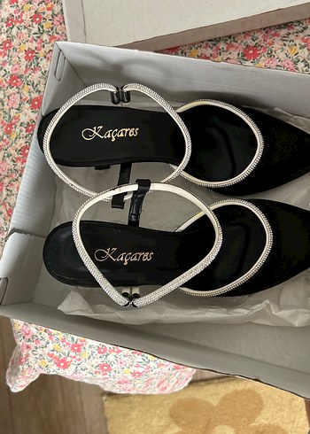 Diğer Klasik Elegan Siyah Beyaz Tokalı Stiletto