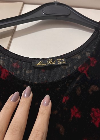 V Yaka Siyah Kırmızı Desenli Midi Elbise - Görsel 3