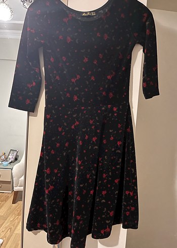 V Yaka Siyah Kırmızı Desenli Midi Elbise - Görsel 2