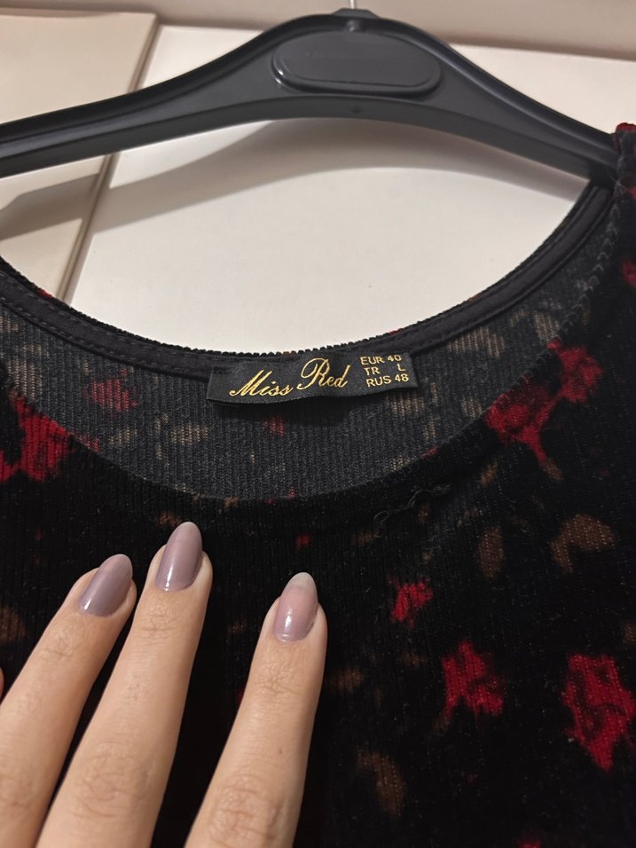 V Yaka Siyah Kırmızı Desenli Midi Elbise - Görsel 3