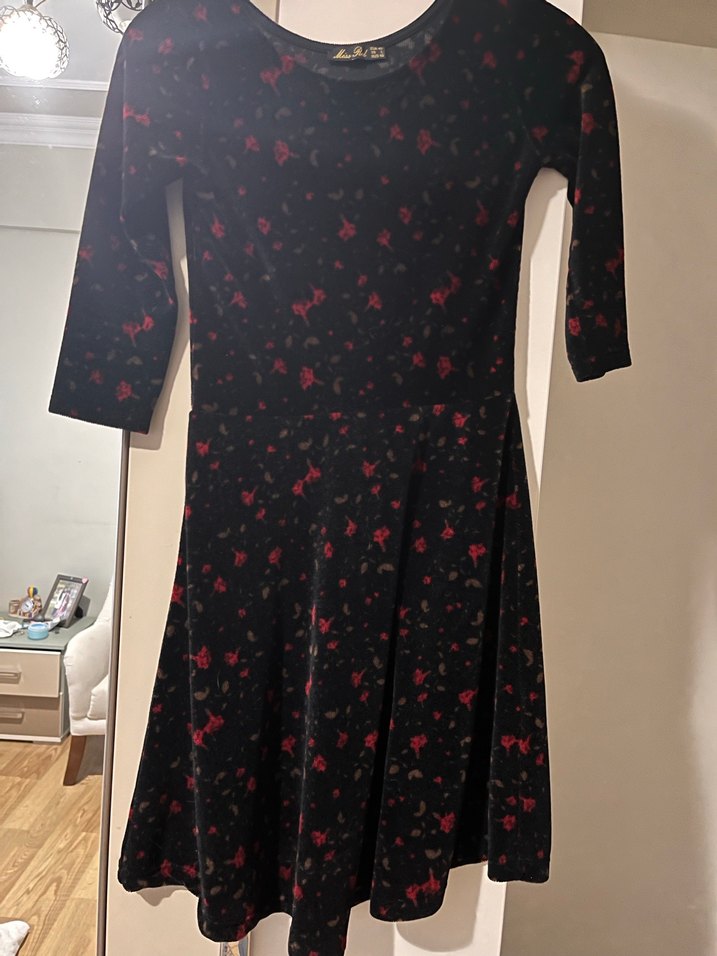 V Yaka Siyah Kırmızı Desenli Midi Elbise - Görsel 2