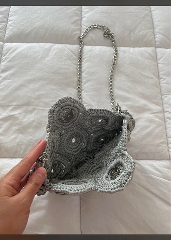 Gri Örgü Çiçek Desenli Zincir Detaylı Çanta - Görsel 3