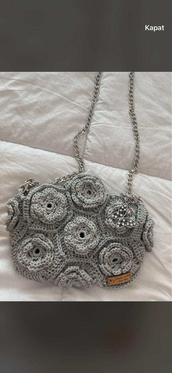 Gri Örgü Çiçek Desenli Zincir Detaylı Çanta - Görsel 2
