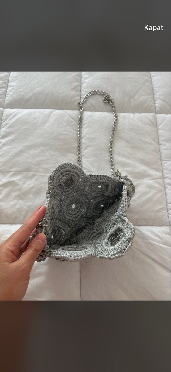 Gri Örgü Çiçek Desenli Zincir Detaylı Çanta - Görsel 3