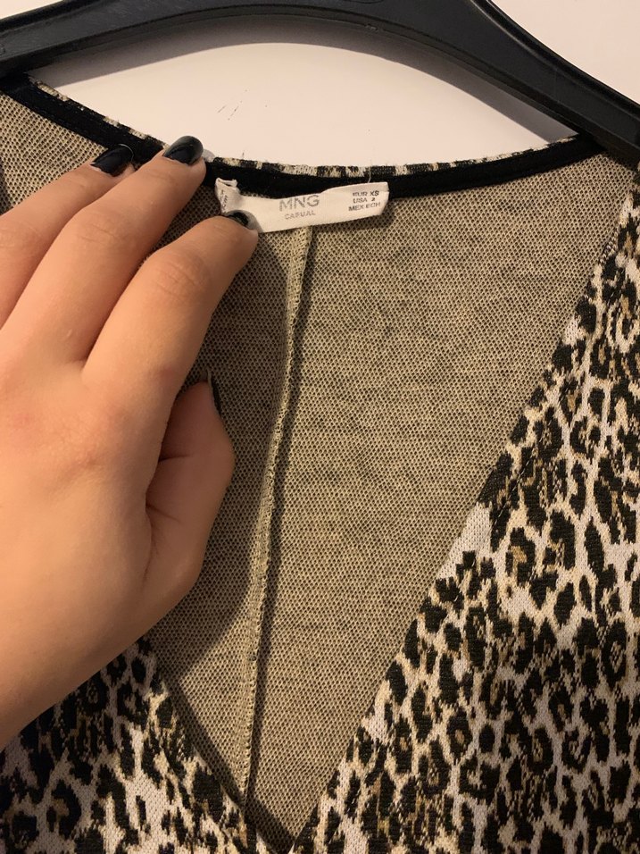 Düğmeli V Yaka Yılan Desenli Midi Elbise - Görsel 2