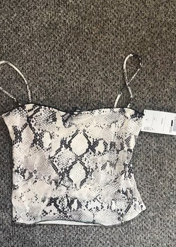 Gri Yılan Desenli Dantelli İnce Askılı crop bershka