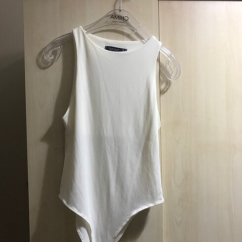 Beyaz kolsuz body