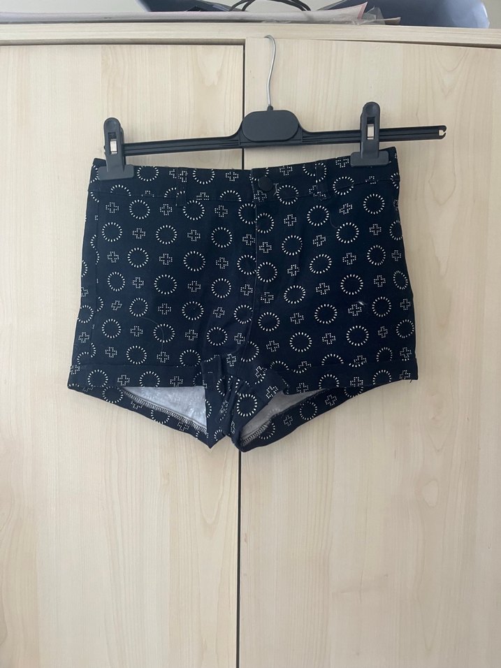 Düğmeli siyah desenli Mini Kot Şort - Görsel 2