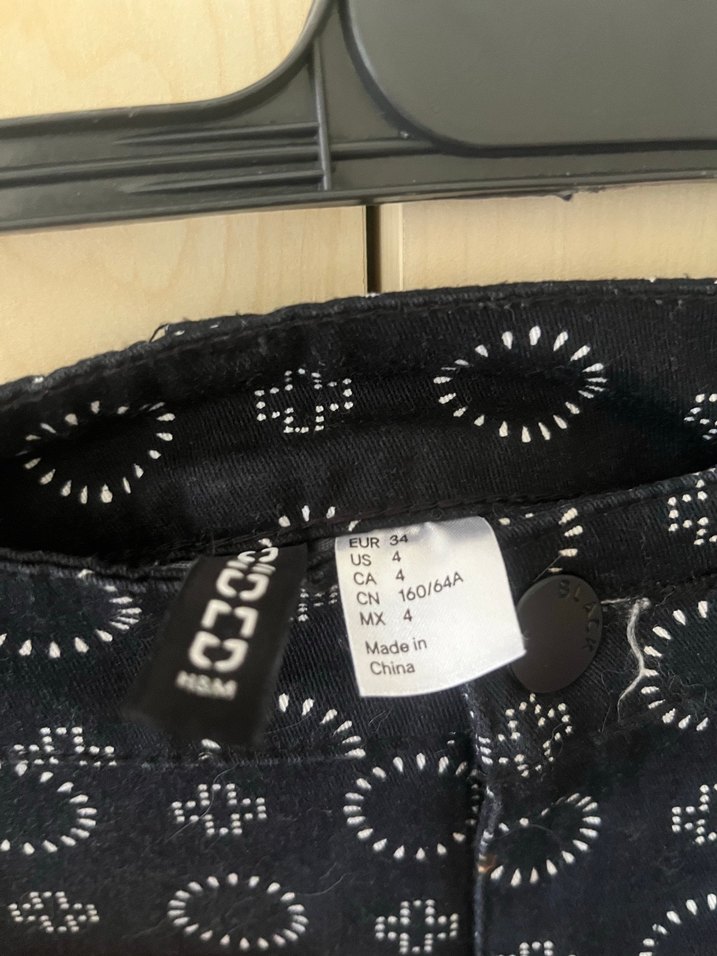 Düğmeli siyah desenli Mini Kot Şort - Görsel 3