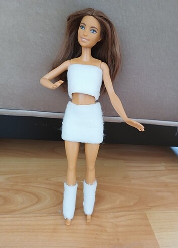 Beden barbie bebek elbisesi ve cantasi el dikimidir. bu ilan sadece el