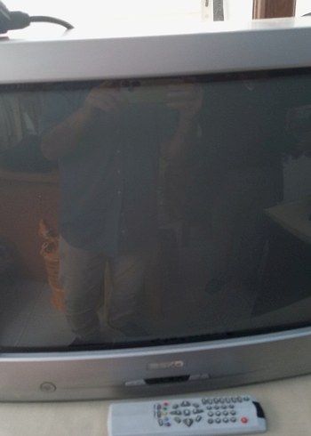 Gri CRT Monitör ve Uzaktan Kumanda - Görsel 2