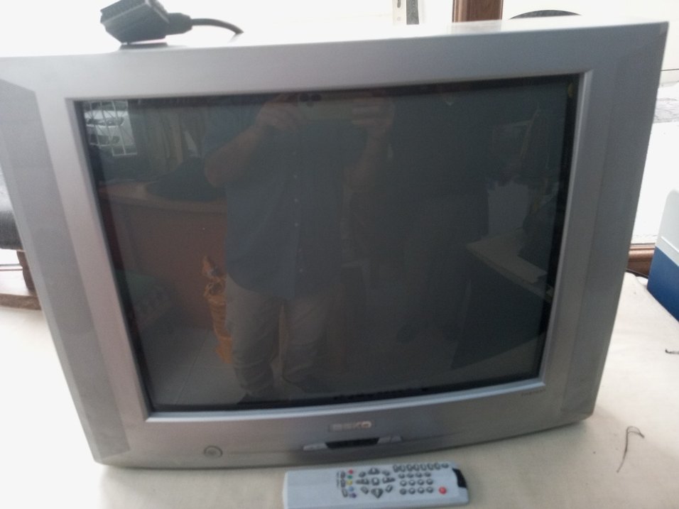 Gri CRT Monitör ve Uzaktan Kumanda - Görsel 2