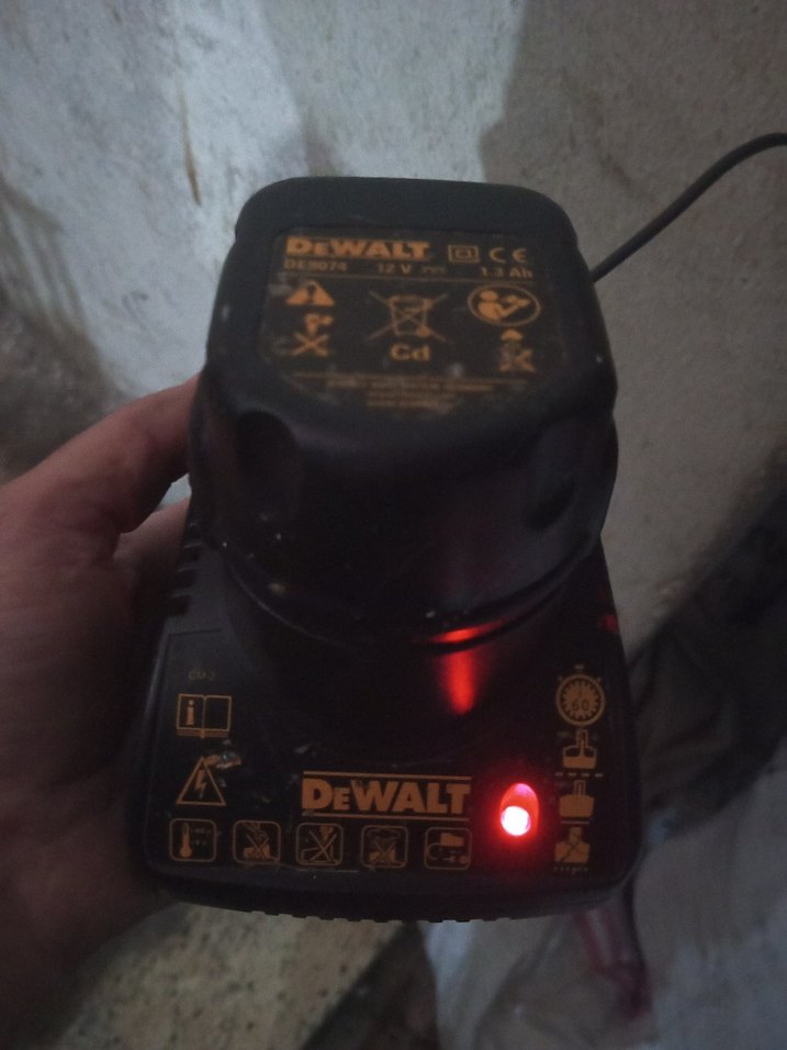 DEWALT 12V 1.3Ah Şarj Cihazı - Görsel 2