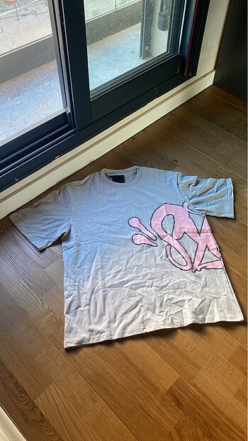 Syna Tee