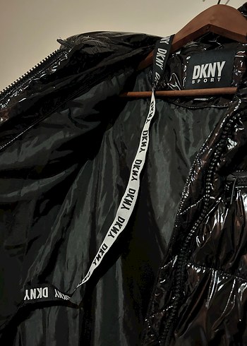 DKNY Siyah Parlak Kapüşonlu Mont - Görsel 4