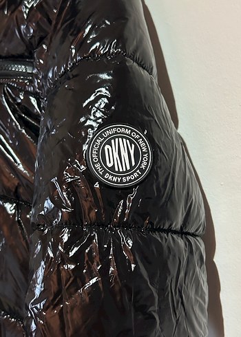 DKNY Siyah Parlak Kapüşonlu Mont - Görsel 3