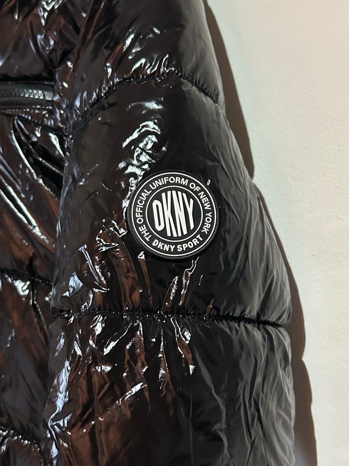 DKNY Siyah Parlak Kapüşonlu Mont - Görsel 3