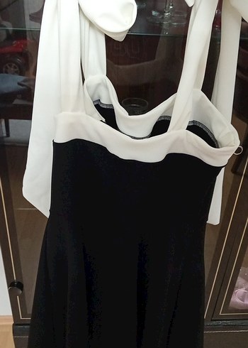 Beyaz Askılı Siyah Midi Elbise - Görsel 4