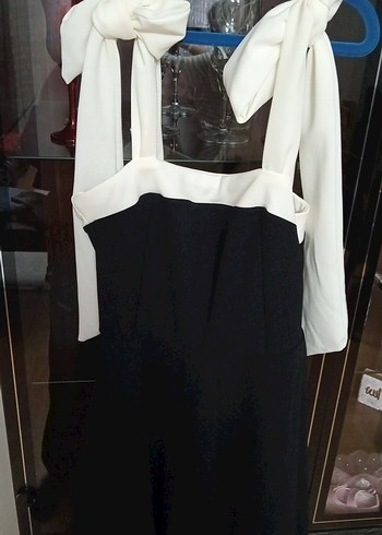 Beyaz Askılı Siyah Midi Elbise - Görsel 3