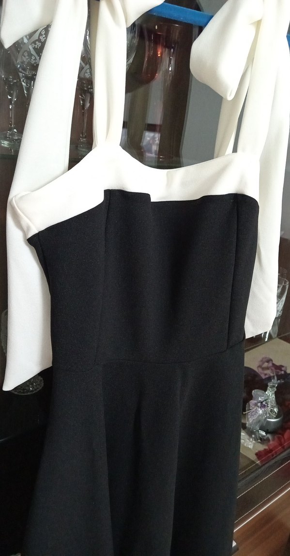 Beyaz Askılı Siyah Midi Elbise - Görsel 2